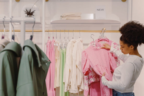 Quelle couleur associer avec une robe rose poudré ?